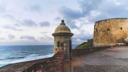 Foto de Una torreta en la pared del Castillo de San Cristóbal con vistas al océano Atlántico en Puerto Rico - Imagen libre de derechos