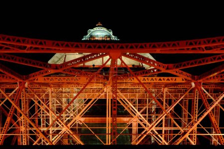 Téléchargez les photos : Un plan à angle bas de la tour de Tokyo la nuit. - en image libre de droit