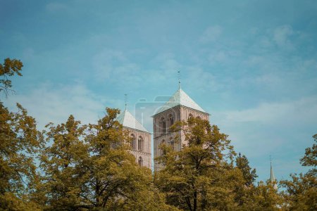 Foto de Las dos torres de la Catedral de Munster detrás de los árboles de otoño. Alemania. - Imagen libre de derechos