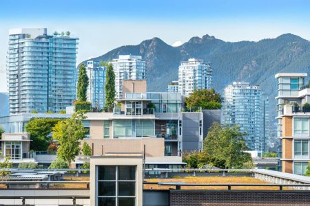 Un horizon du village olympique de Vancouver et les montagnes côtières.