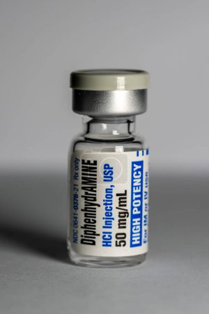 Téléchargez les photos : Une bouteille de diphénhydramine-Benadryl médicament injectable pour traiter les réactions allergiques, l'insomnie, la toux - en image libre de droit