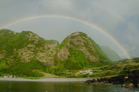 Téléchargez les photos : L'arc-en-ciel avec la rivière Poco do Bacalhau et la montagne rocheuse de l'île Flores - en image libre de droit