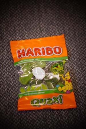 Foto de Un primer plano de la bolsa de caramelos Haribo - Imagen libre de derechos