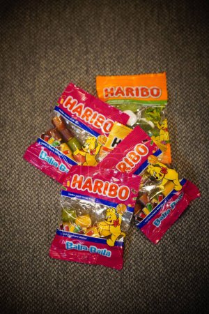 Téléchargez les photos : Un gros plan de sacs de bonbons Haribo - en image libre de droit