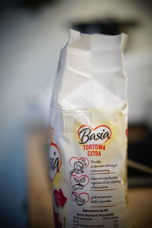 Téléchargez les photos : Un gros plan de farine blanche de marque Basia polonaise dans un sac ouvert - en image libre de droit