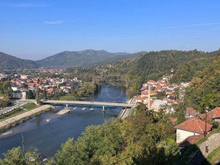Foto de La vista de Maglaj, una ciudad en el Cantón Zenica-Doboj de la Federación de Bosnia y Herzegovina. - Imagen libre de derechos
