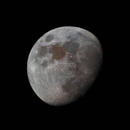 Foto de Un disparo vertical de la luna en el cielo oscuro. Gibbous menguante. - Imagen libre de derechos