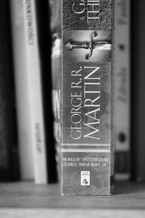Foto de Un primer plano vertical en escala de grises de la novela Un juego de tronos de George R. R. Martin. - Imagen libre de derechos