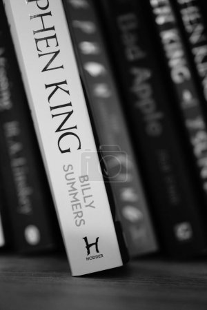 Téléchargez les photos : Un gros plan vertical en niveaux de gris du roman de Billy Summers par Stephen King. - en image libre de droit