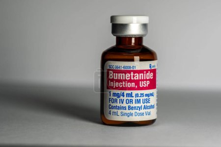 Téléchargez les photos : Une bouteille de Bumetanide médicament injectable pour traiter la rétention d'eau et l'hypertension artérielle - en image libre de droit