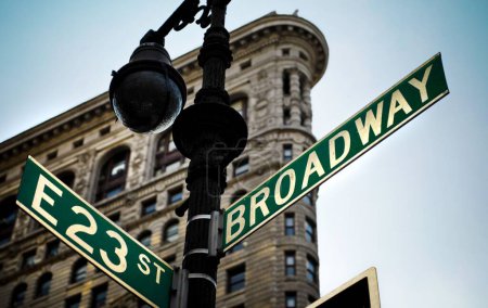Téléchargez les photos : Un panneau indiquant les directions des rues de New York sur le fond d'un bâtiment - en image libre de droit
