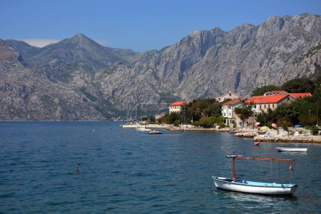 Foto de Una vista panorámica de un pequeño asentamiento en el paseo marítimo en la Bahía de Kotor en Montenegro - Imagen libre de derechos