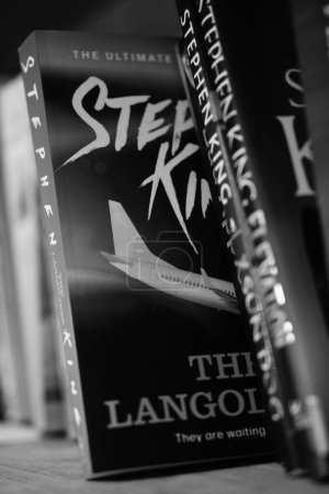 Foto de Un primer plano vertical en escala de grises de la novela de The Langoliers de Stephen King. - Imagen libre de derechos
