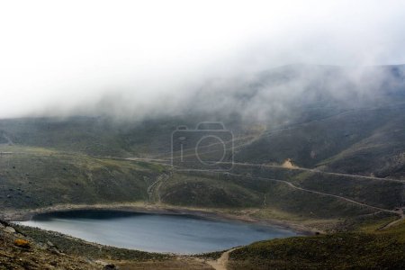 Téléchargez les photos : Un petit lac sur une montagne nuageuse - en image libre de droit