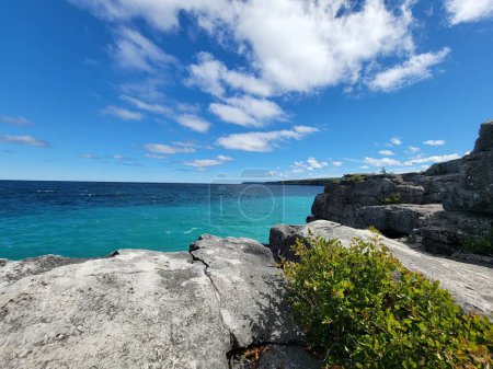 Téléchargez les photos : Une vue naturelle sur la falaise rocheuse et la belle côte sous un jour ensoleillé pendant l'été - en image libre de droit