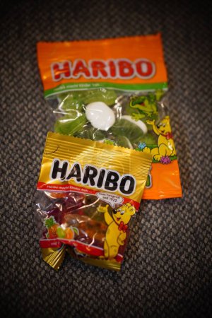 Foto de Un primer plano de bolsas de caramelo Haribo - Imagen libre de derechos