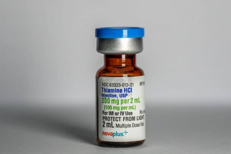 Foto de Un frasco de tiamina Vitamina B inyectable en una mesa - Imagen libre de derechos