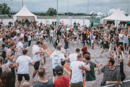 Téléchargez les photos : La foule dansant pendant le festival de musique électronique "Electrifinity" à Bad Aibling, Allemagne en plein jour - en image libre de droit