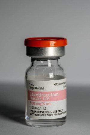 Foto de Frasco de Levetiracetam anticonvulsivo que trata las crisis epilépticas inyectables - Imagen libre de derechos