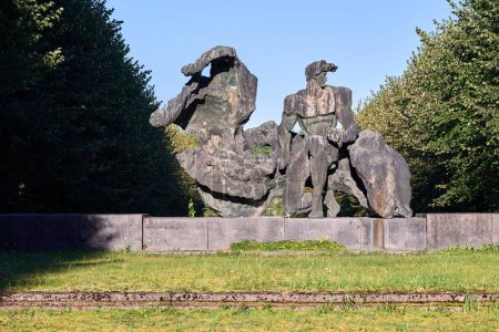 Foto de La estatua del famoso escritor letón Vilis Lacis en el cementerio Forest en Riga, Letonia - Imagen libre de derechos