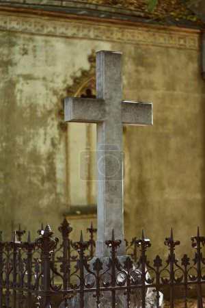 Foto de Un plano vertical de una gran cruz de piedra blanca en un cementerio - Imagen libre de derechos