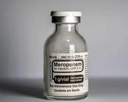 Foto de Un frasco de antibióticos de Meropenem para tratar infecciones inyectables en una mesa - Imagen libre de derechos