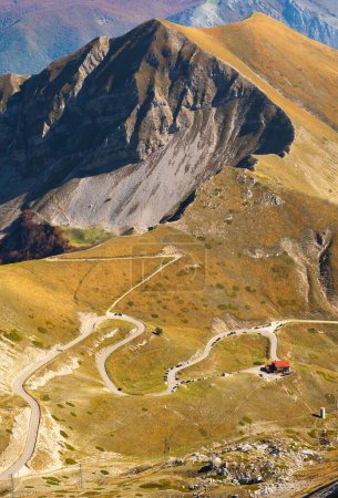 Foto de Un plano vertical de altas montañas rocosas con un camino sin pavimentar, Rieti, Italia - Imagen libre de derechos