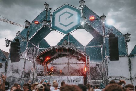 Téléchargez les photos : Le festival de musique électronique "Electrifinity" à Bad Aibling, Allemagne avec DJ et public dansant - en image libre de droit