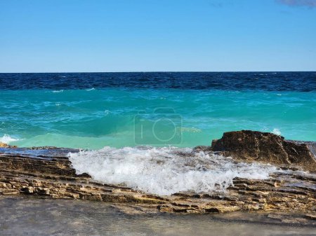 Téléchargez les photos : Une vue naturelle sur la falaise rocheuse et la belle côte sous un jour ensoleillé pendant l'été - en image libre de droit