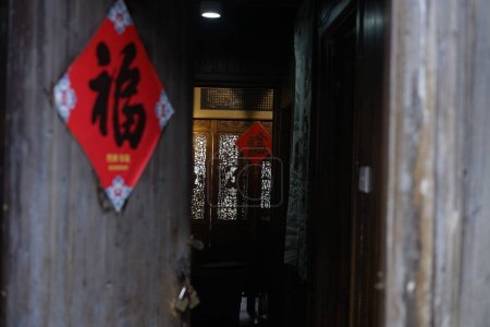 Téléchargez les photos : Les enseignes de style chinois sur un bâtiment - en image libre de droit