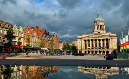 Téléchargez les photos : Vue panoramique des bâtiments de l'Old Market Square à Nottingham, East Midlands, Angleterre - en image libre de droit