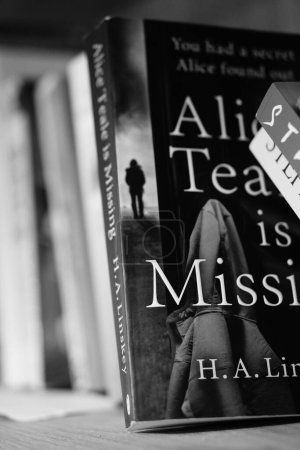 Téléchargez les photos : Un gros plan vertical en niveaux de gris d'Alice Teale est manquant roman de Howard Linskey. - en image libre de droit