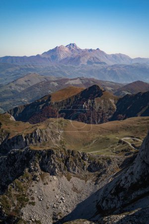 Foto de Un disparo vertical de montañas rocosas bajo el cielo azul claro, Italia - Imagen libre de derechos