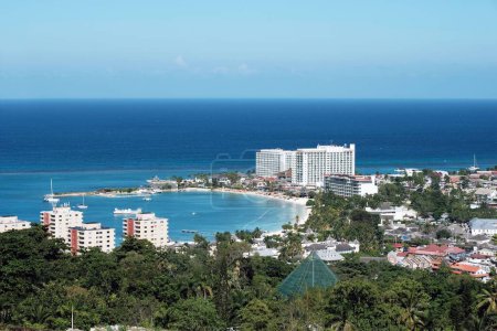 Foto de Una vista aérea de la costa soleada de Ocho Ríos con edificios residenciales en Jamaica - Imagen libre de derechos