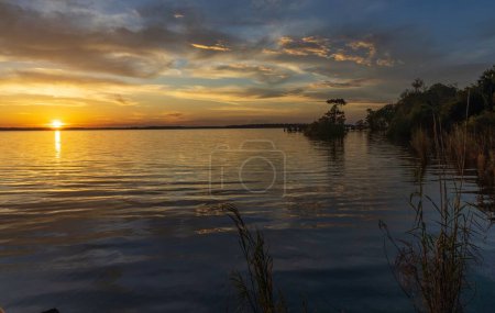 Téléchargez les photos : Un beau paysage d'un lac paisible au coucher du soleil - en image libre de droit