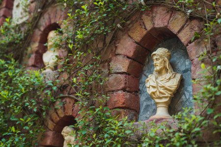 Foto de Cabeza de estatua de mármol de Ceres romano o Deméter griego en el parque del Palacio y complejo del parque - Imagen libre de derechos
