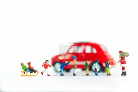 Téléchargez les photos : Plan rapproché d'une scène de figurines miniatures avec un thème de Noël, isolées sur fond blanc - en image libre de droit