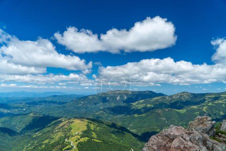 Foto de Una vista del paisaje de las verdes colinas contra un cielo azul - Imagen libre de derechos