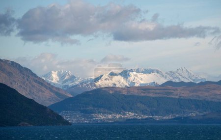Foto de Lago Wakatipu en primer plano, Queenstown, y las cadenas montañosas circundantes en invierno. Nueva Zelanda. - Imagen libre de derechos