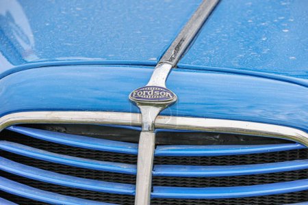 Téléchargez les photos : Un gros plan du logo Fordson sur le capot d'une belle piste de pick-up classique Fordson Thames E83W bleue - en image libre de droit