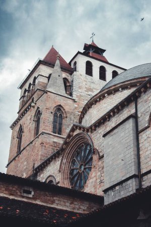 Téléchargez les photos : Plan vertical en angle bas de la cathédrale Saint-Etienne de Toulouse, France. - en image libre de droit