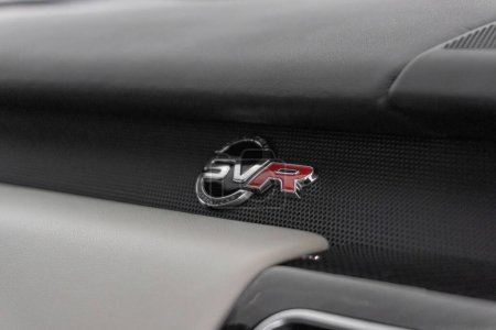 Foto de Un primer plano de la placa SVR del tablero de instrumentos de Range Rover Sport SVR, acabado en cuero blanco y negro - Imagen libre de derechos