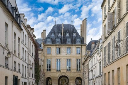 Foto de París, lugar des Vosges, hermosos edificios en un lugar turístico, el porche de entrada - Imagen libre de derechos