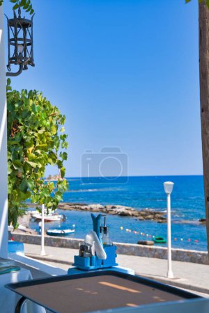 Téléchargez les photos : Taverne grecque typique et vue sur la mer depuis la terrasse - en image libre de droit