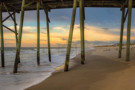 Téléchargez les photos : Gros plan d'une jetée de plage sous le coucher du soleil à Carolina Beach, Caroline du Nord - en image libre de droit