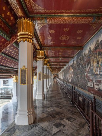 Foto de El Mural más largo del mundo en el Templo del Buda Esmeralda en el Complejo Grand Palace en Bangkok, Tailandia - Imagen libre de derechos