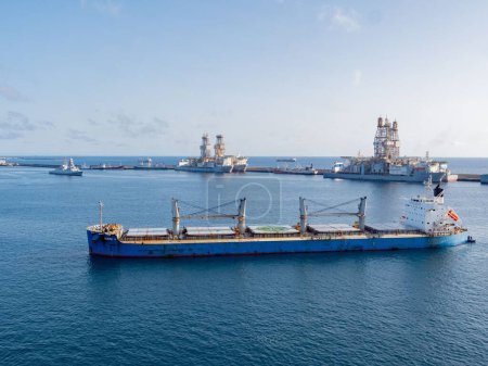 Téléchargez les photos : Cargo ancré à las Palmas Harbour - en image libre de droit