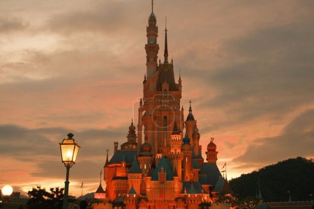 Téléchargez les photos : Le paysage du château de Hong Kong Disneyland au coucher du soleil - en image libre de droit