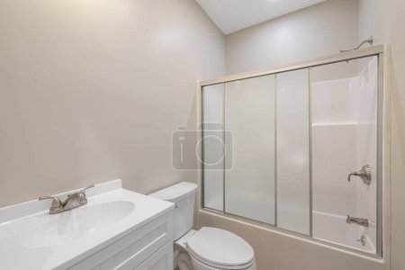 Téléchargez les photos : Un design de salle de bain moderne dans le style minimaliste avec une cabine de douche - en image libre de droit