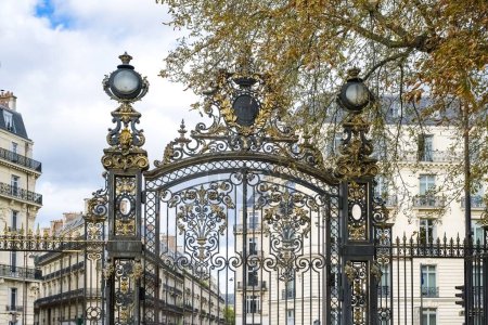 Foto de París, en el hermoso parque Monceau, la rejilla de hierro forjado de oro, con edificios típicos en el fondo - Imagen libre de derechos